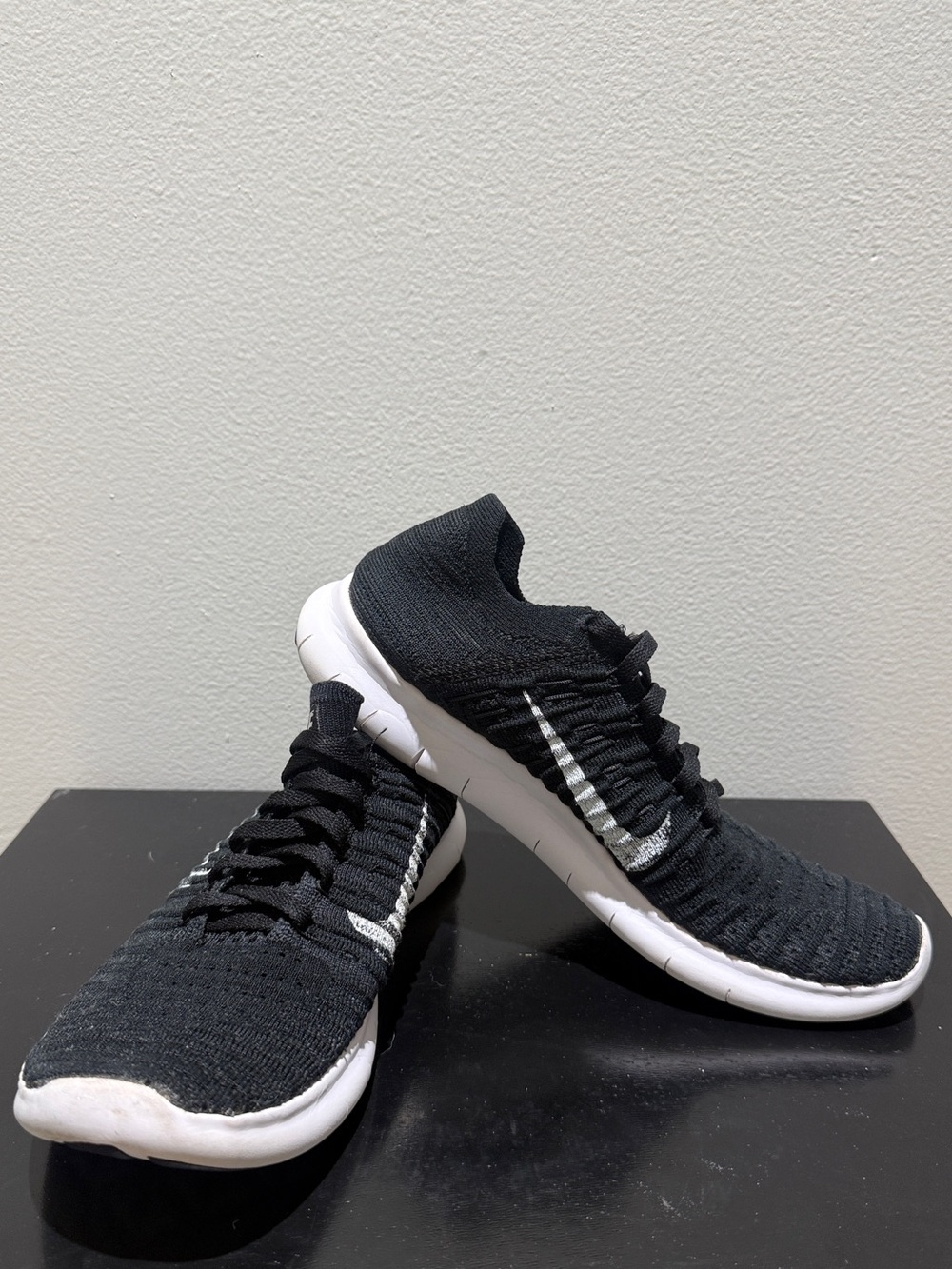 NIKE WOMEN FREE RN FLYKNIT RUNNING (BLACK / WHITE)